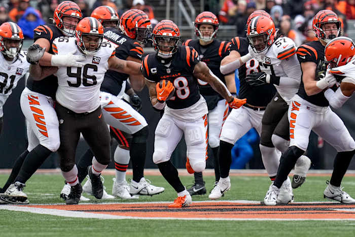 Bengals running back Joe Mixon (28) breaks through the line on a carry in the first quarter of the NFL Week 18 game between the Cincinnati Bengals and the Cleveland Browns
